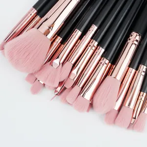Détail d'un ensemble de 20 pinceaux de maquillage avec poils roses et rose doré