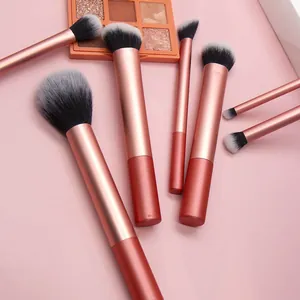 Detail van roségouden make-up borstelset met gradiënt borstelharen