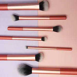 Detailopname van zeven professionele make-up borstels met elegante roségouden handvatten