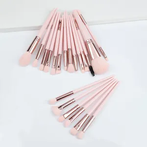 Détail du set de 20 pinceaux de maquillage rose professionnel avec embouts or rose