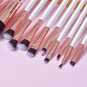 Dettaglio professionale set di 14 pennelli da trucco con ghiere in oro rosa e setole.
