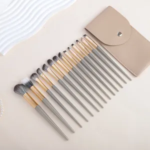 Vue détaillée du set de 14 pinceaux de maquillage professionnels avec pochette beige.