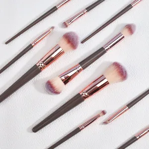 Vue détaillée d'un ensemble de pinceaux de maquillage or champagne aux pointes violettes
