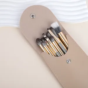 Vue détaillée d'un ensemble de pinceaux à paupières dorés dans une pochette en cuir
