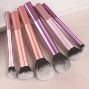 Detail van kleurrijke make-up kwasten met metalen handvaten en zachte duo-vezel haren