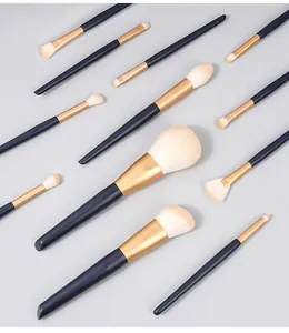 Vue détaillée de l'ensemble de 12 pinceaux de maquillage aux manches bleu marine et or