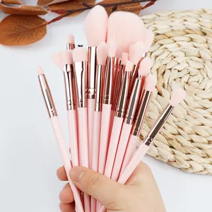 Gros plan montrant la variété des poils du kit de 20 pinceaux de maquillage roses.