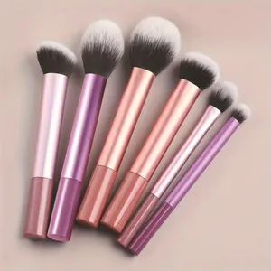 Detailopname van professionele make-up borstelset met kleurrijke metalen handvaten
