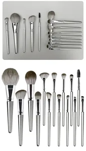 Dettaglio macro del set di 14 pennelli da trucco argento con setole grigie morbide