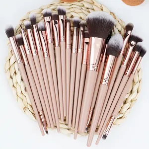 Vue détaillée d'un ensemble de 20 pinceaux de maquillage professionnels avec ferrules or rose
