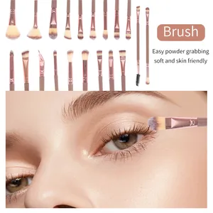 Dettaglio del set di pennelli da trucco professionali con setole morbide per ombretto perfetto.