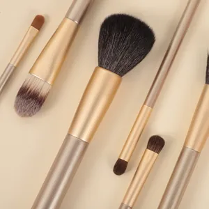 Macro detailopname van professionele champagne gouden make-up kwasten met zachte haren