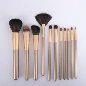 Professionele 11-delige make-up borstelset met elegante gouden handvatten.