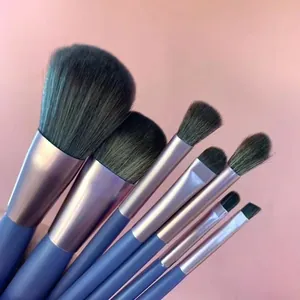Nahaufnahme eines Make-up-Pinsel-Sets mit lila Metallzwingen und blauen Griffen