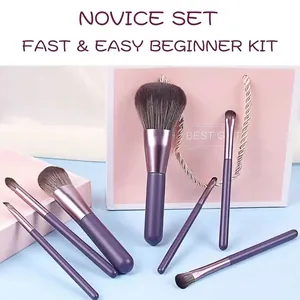 Detailansicht des professionellen lila Make-up-Pinsel-Sets mit rosa Geschenktüte
