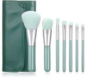 Detailaufnahme eines 7-teiligen mintgrünen Make-up-Pinsel-Sets mit grüner Ledertasche