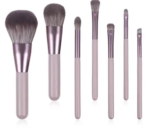 Detailansicht eines 7-teiligen violetten Profi-Make-up-Pinselsets für Gesicht und Augen