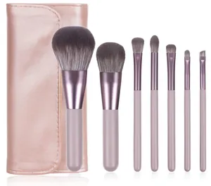 Detailansicht des 7-teiligen lila Make-up-Pinsel-Sets und der roségoldenen Tasche