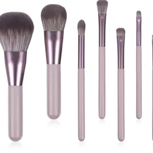 Lavendellila professionelles Make-up-Pinsel-Set für Gesicht und Augen auf weißem Grund