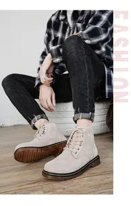 Bottines Martin rétro pour hommes en daim kaki avec lacets montants et surpiqûres jaunes