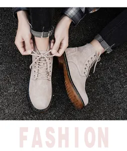 Détail d'une personne laçant des bottes Martin en cuir beige de style rétro vintage