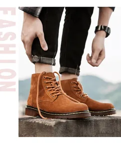 Gros plan de bottines à lacets en daim marron pour hommes dans un style britannique rétro