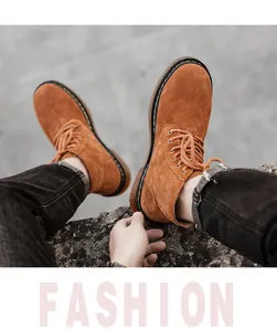 Vue de côté des bottes montantes à lacets en daim marron pour homme sur pierre