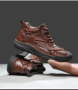 Vista detallada de zapatos casuales marrones hechos a mano con costuras visibles.