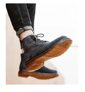 Gros plan de la semelle des bottines Martin en cuir pour hommes au style rétro britannique.