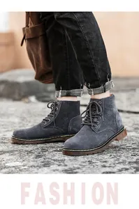 Vue détaillée de bottines en daim gris pour hommes avec lacets portées sur le pavé
