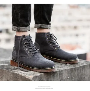 Vue détaillée des bottines Martin en daim gris pour hommes avec coutures jaunes et semelle