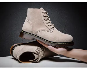 Bottes Martin classiques en daim beige avec surpiqûres jaunes et lacets pour homme