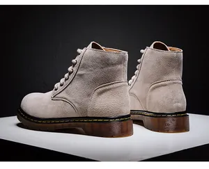 Gros plan sur des bottes hautes en daim beige avec une semelle en caoutchouc translucide