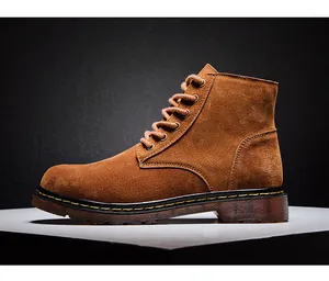 Détail de profil latéral de bottines Martin en daim marron pour hommes à lacets