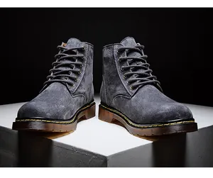 Vue détaillée de bottines Martin en daim gris avec coutures jaunes classiques pour hommes