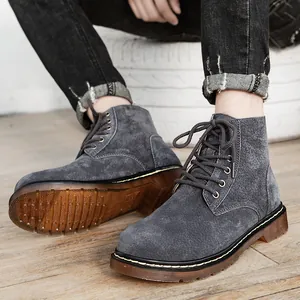 Bottines pour hommes en daim gris de style rétro britannique sur un sol en bois