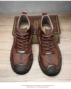 Vista detallada de zapatillas marrones hechas a mano sobre libros decorativos antiguos