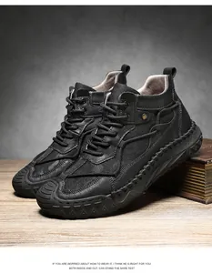 Zapatos casuales negros hechos a mano en un escritorio de madera con un libro antiguo