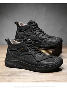 Primer plano de zapatos casuales negros hechos a mano de caña media con detalles de malla