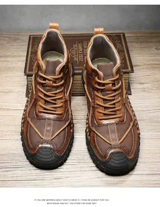 Zapatos casuales hechos a mano de caña media marrones con malla y suelas de goma robustas.