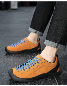 Vue détaillée des chaussures décontractées en daim orange avec lacets bleus vifs.