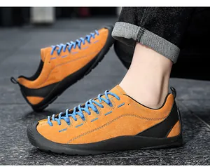 Chaussures de marche décontractées en daim avec lacets bleus sur modèle