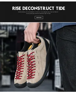 Vue détaillée de baskets en daim kaki avec des lacets rouges et noirs en extérieur