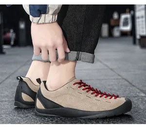 Chaussures décontractées en daim beige avec lacets rouges et détails noirs