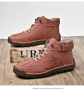 Nahaufnahme brauner Leder-Freizeitschuhe mit aufwendiger Handnaht und strapazierfähiger Sohle.