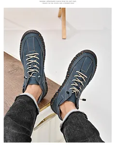 Detailansicht blauer handgenähter Herren-Freizeitschuhe aus Leder mit Schnürsenkeln