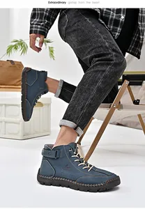 Detailansicht blauer handgenähter Herren-Lederstiefel in einer Outdoor-Lifestyle-Umgebung