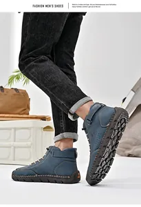 Detailansicht der handgenähten blauen Lederstiefel für Herren mit rutschfester Sohle.
