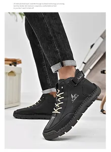 Detailansicht der handgenähten schwarzen Leder-High-Top-Schuhe mit Narbung