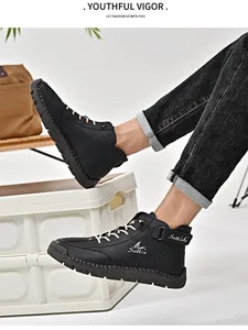 Detailansicht von schwarzen Herren-Freizeitschuhen aus Leder mit Handnaht-Details